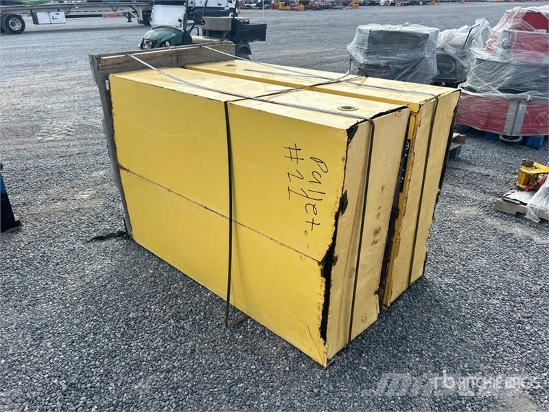 Quantity of (2) Flammables Cabinets Autres accessoires