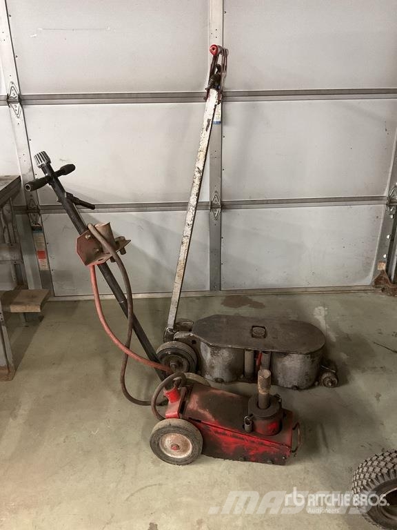 Quantity of (2) Floor Jack Építőipar - Egyebek