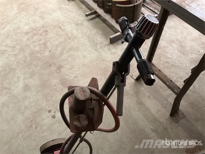 Quantity of (2) Floor Jack Építőipar - Egyebek
