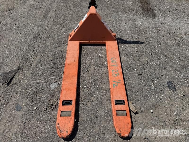 Quantity of (2) Franklin 2.5 ton Pallet Jack Pumppukärryt