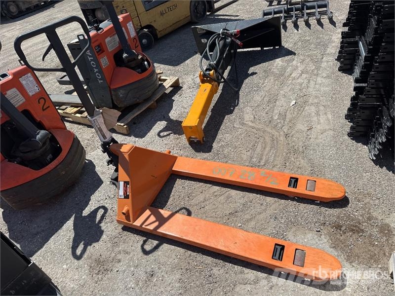 Quantity of (2) Franklin 2.5 ton Pallet Jack Pumppukärryt