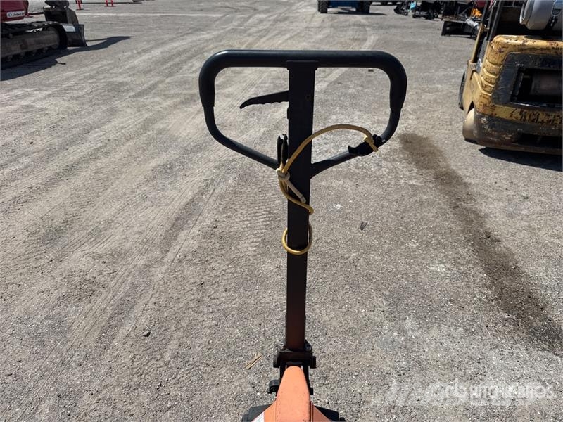 Quantity of (2) Franklin 2.5 ton Pallet Jack Pumppukärryt