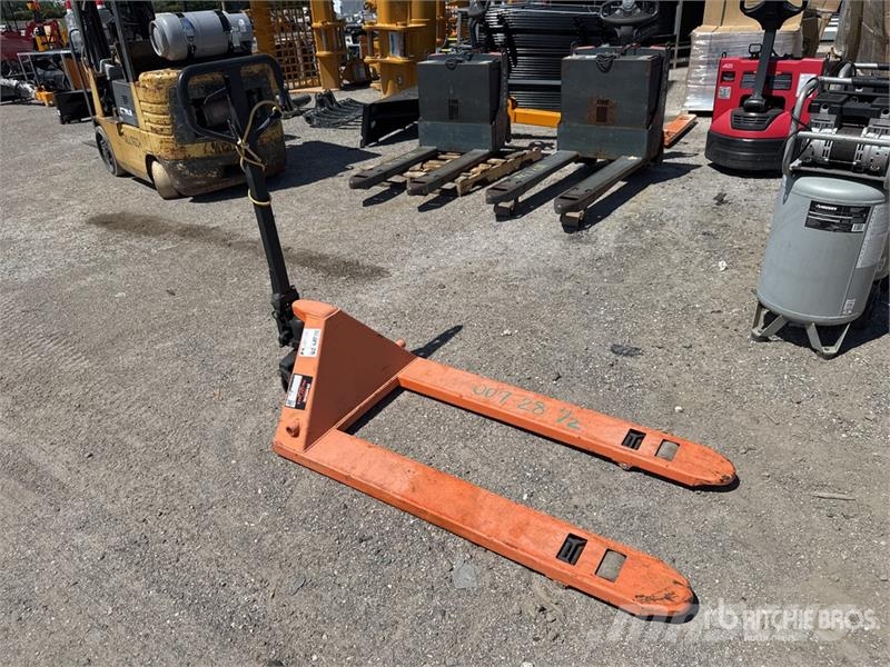 Quantity of (2) Franklin 2.5 ton Pallet Jack Pumppukärryt