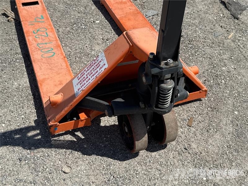 Quantity of (2) Franklin 2.5 ton Pallet Jack Pumppukärryt