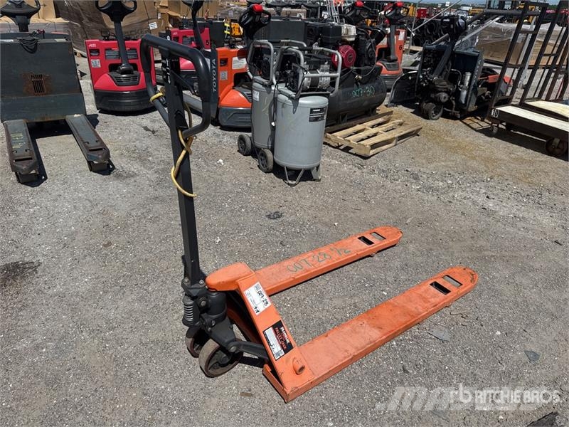 Quantity of (2) Franklin 2.5 ton Pallet Jack Pumppukärryt