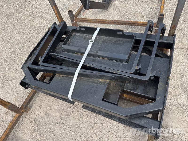  Quantity of (2)  GIYI GY-FR47 30 in Mini Skid Stee Horquillas