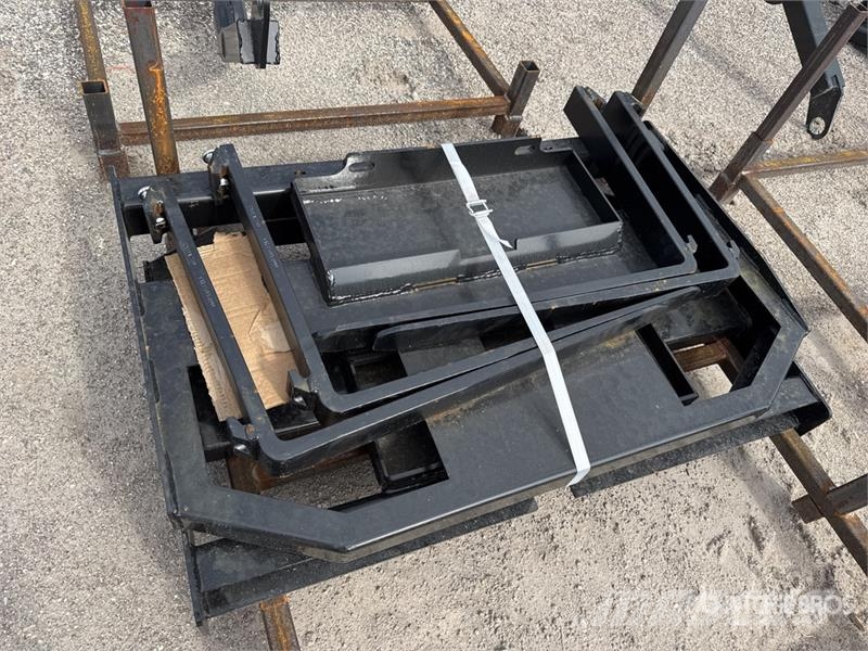  Quantity of (2)  GIYI GY-FR47 30 in Mini Skid Stee Horquillas