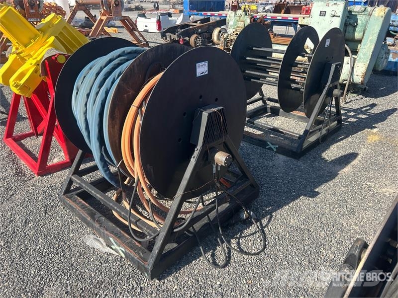 Quantity of (2) Heavy Duty Hose Reels Otros componentes