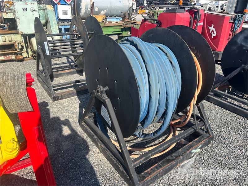 Quantity of (2) Heavy Duty Hose Reels Otros componentes