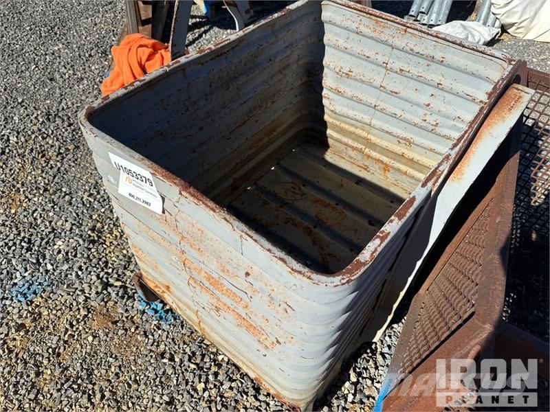 Quantity of (2) Industrial Material Handling Bins Andre komponenter