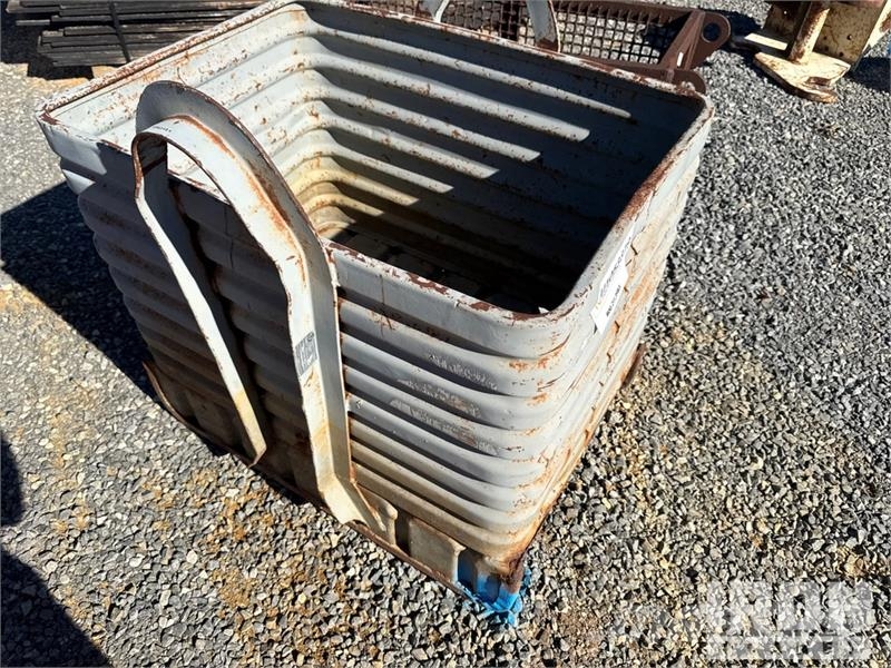 Quantity of (2) Industrial Material Handling Bins Andre komponenter
