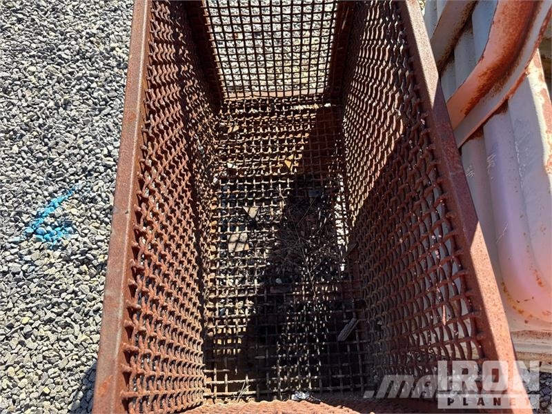 Quantity of (2) Industrial Material Handling Bins Andre komponenter