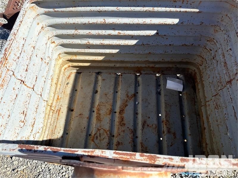 Quantity of (2) Industrial Material Handling Bins Andre komponenter