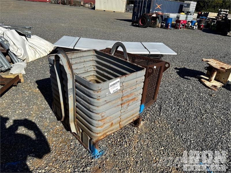 Quantity of (2) Industrial Material Handling Bins Andre komponenter