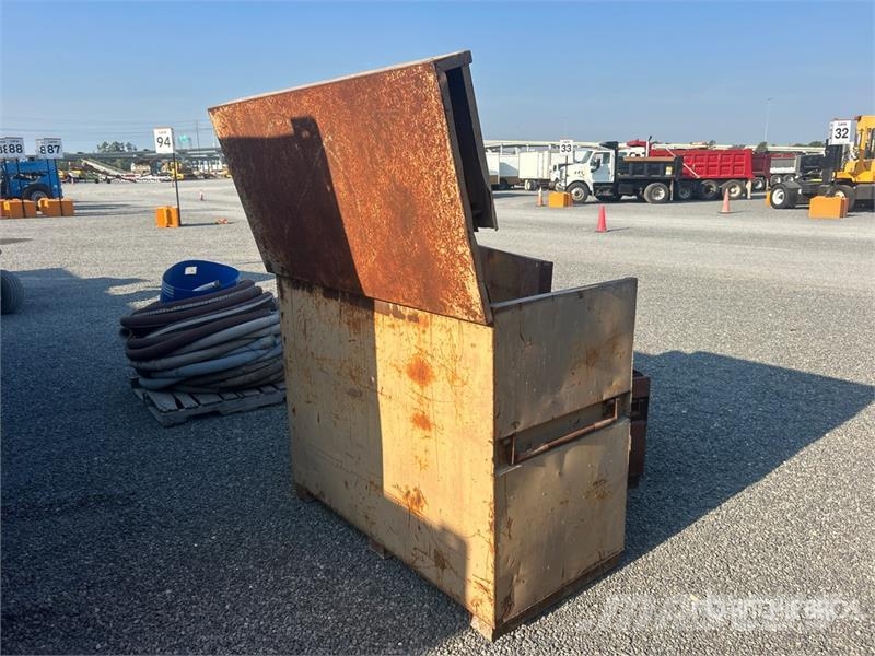  Quantity of (2) Job Site Box Drugi deli