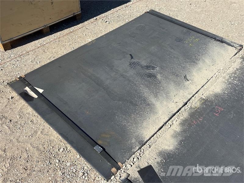  Quantity of (2) Kit Containers 4 ft 1 in x 6 ft 8  Outros componentes