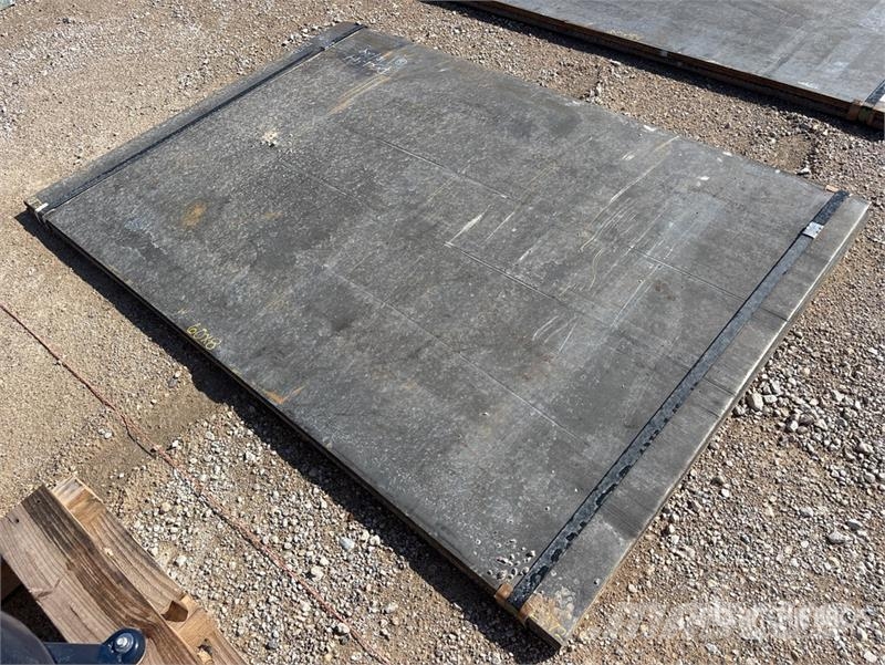 Quantity of (2) Kit Containers Steel 5 ft x 7 ft Andre komponenter
