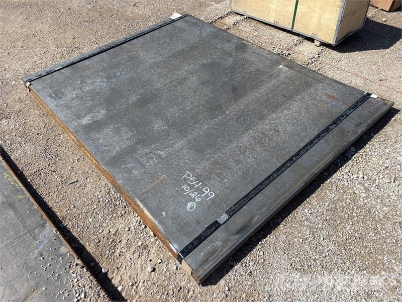 Quantity of (2) Kit Containers Steel 5 ft x 6 ft Andre komponenter