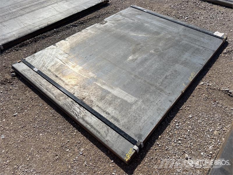 Quantity of (2) Kit Containers Steel 5 ft x 7 ft Andre komponenter