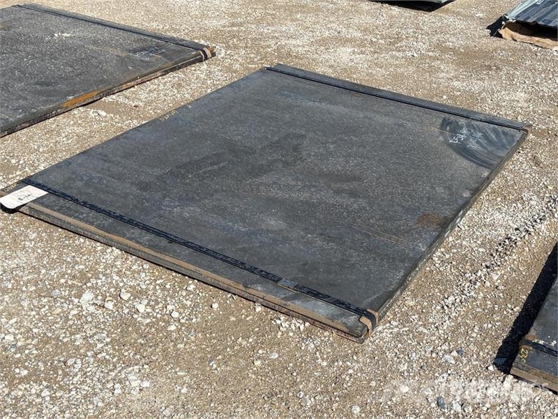 Quantity of (2) Kit Containers Steel 5 ft x 7 ft Andre komponenter