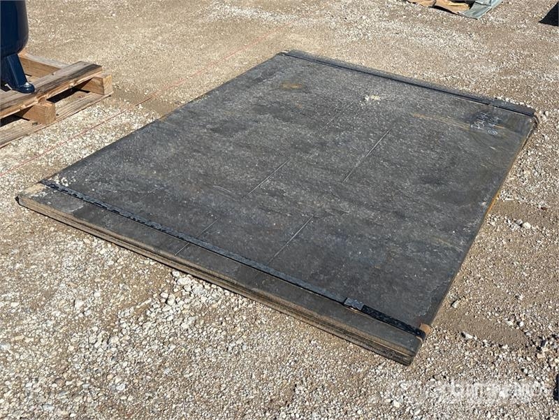 Quantity of (2) Kit Containers Steel 5 ft x 7 ft Andre komponenter