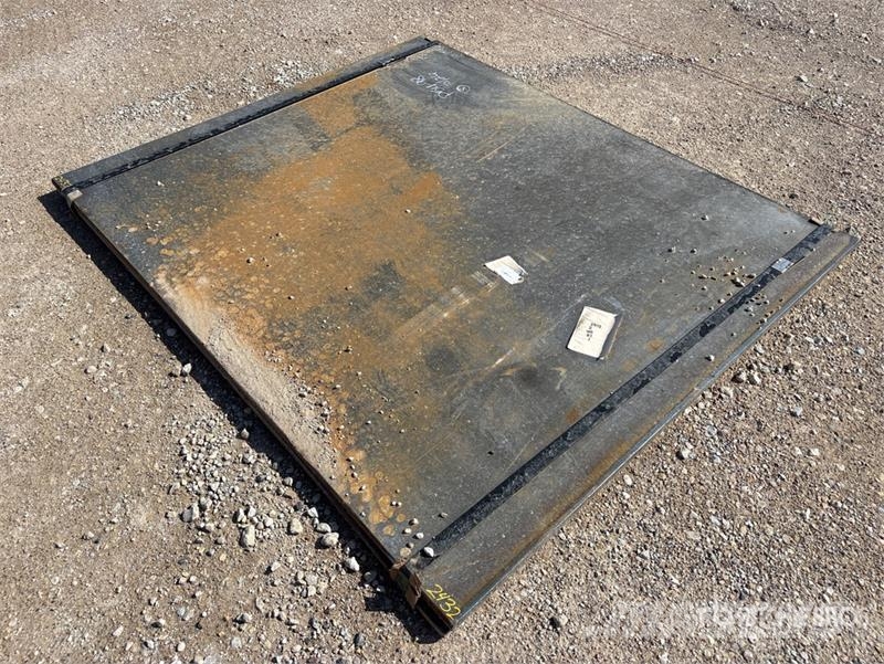 Quantity of (2) Kit Containers Steel 5 ft x 6 ft Andre komponenter