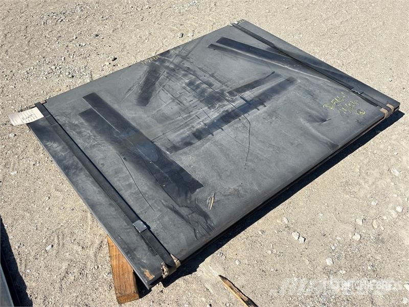Quantity of (2) Kit Containers 4 ft 1 in x 5 ft 4 Outros componentes