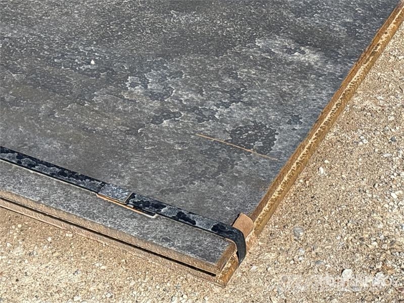 Quantity of (2) Kit Containers Steel 5 ft x 6 ft Andre komponenter