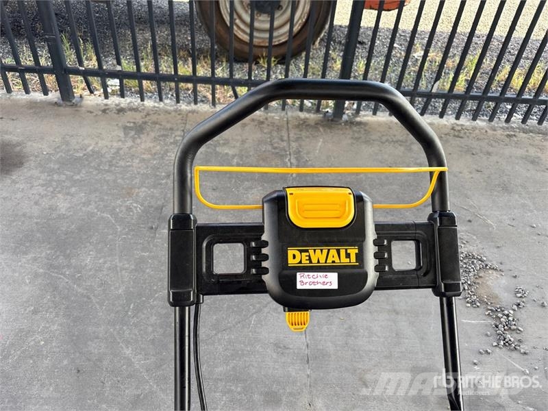  Quantity of (2) Landscaping Tools ماكينات زراعية - غير ذلك