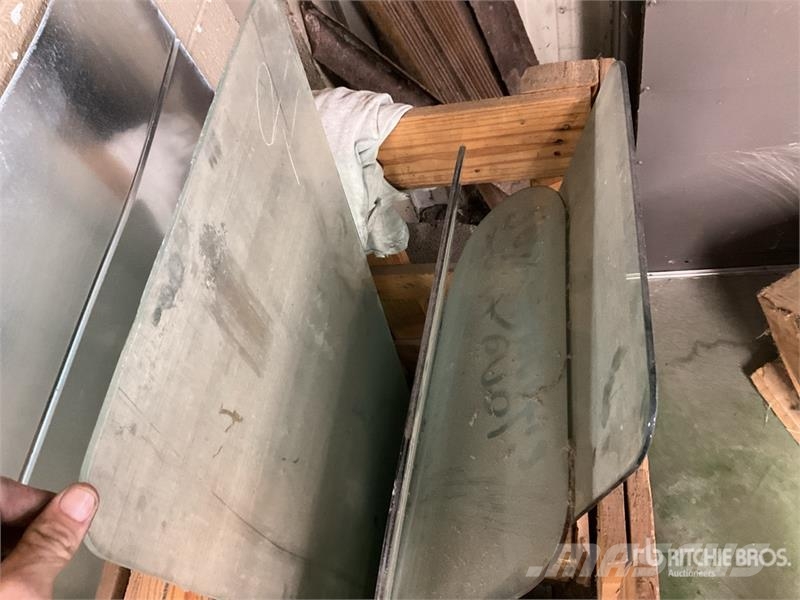  Quantity of (2) Left and (2) Right Mack Windshield Коммерческий транспорт - Другие