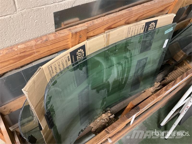  Quantity of (2) Left and (2) Right Mack Windshield Коммерческий транспорт - Другие