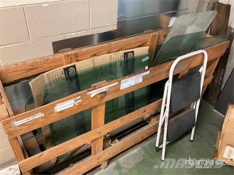  Quantity of (2) Left and (2) Right Mack Windshield Коммерческий транспорт - Другие