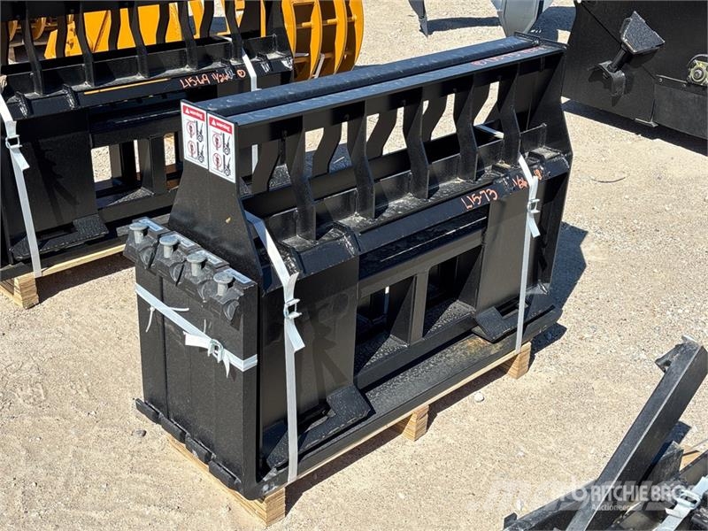 Quantity of (2) LYALS 48 in Skid Steer Forks (Unu 지게차