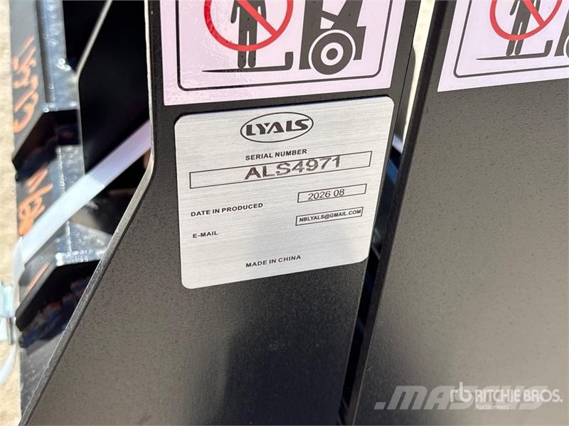 Quantity of (2) LYALS 48 in Skid Steer Forks (Unu 지게차