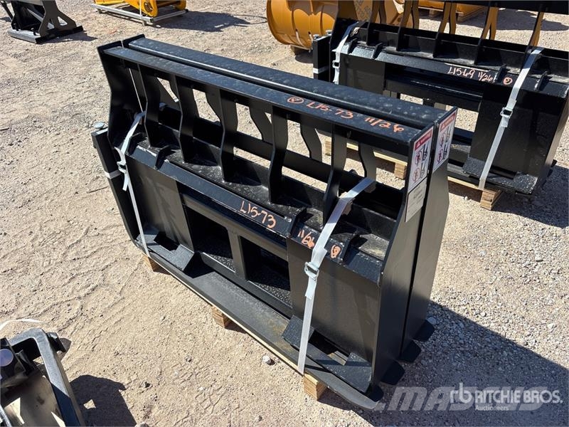 Quantity of (2) LYALS 48 in Skid Steer Forks (Unu 지게차