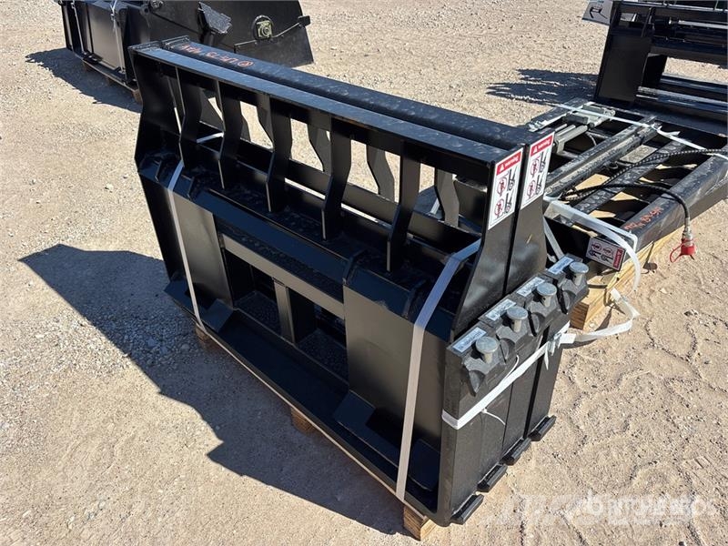 Quantity of (2) LYALS 48 in Skid Steer Forks (Unu 지게차