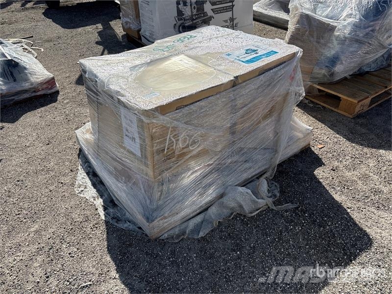  Quantity of (2) MAC5200 40 cfm Mobile 5.2 gal 3 HP Kompressoren