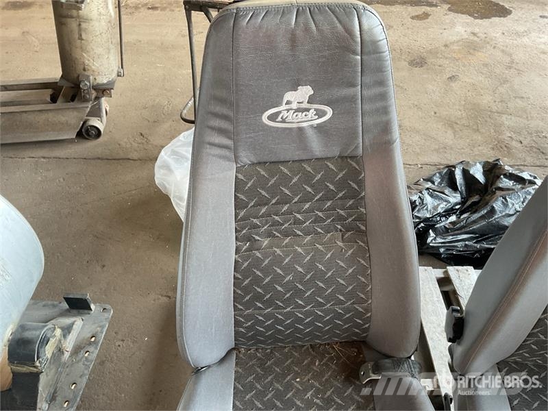Quantity of (2) Mack Truck Seats Transport - drugo