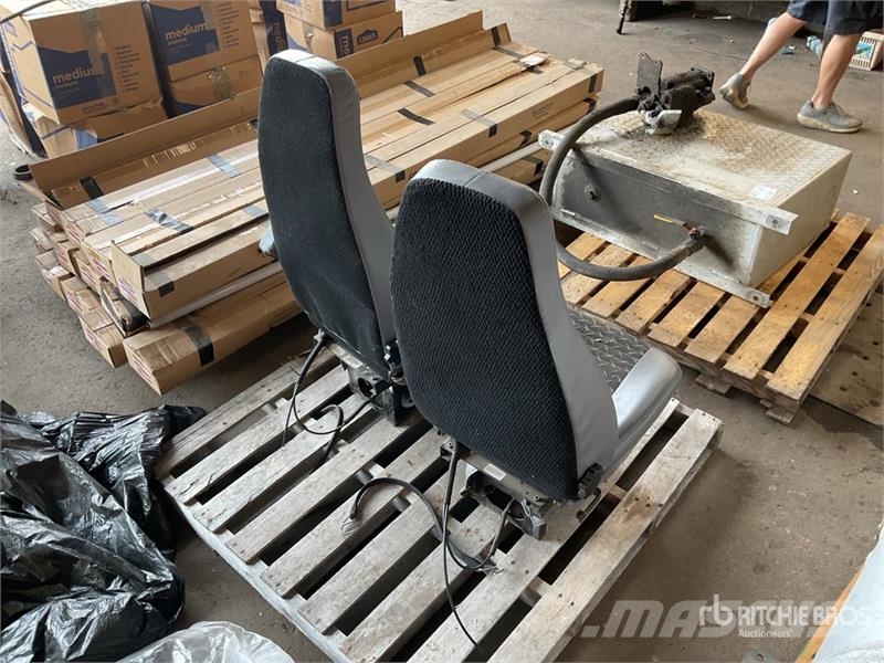 Quantity of (2) Mack Truck Seats Transport - drugo