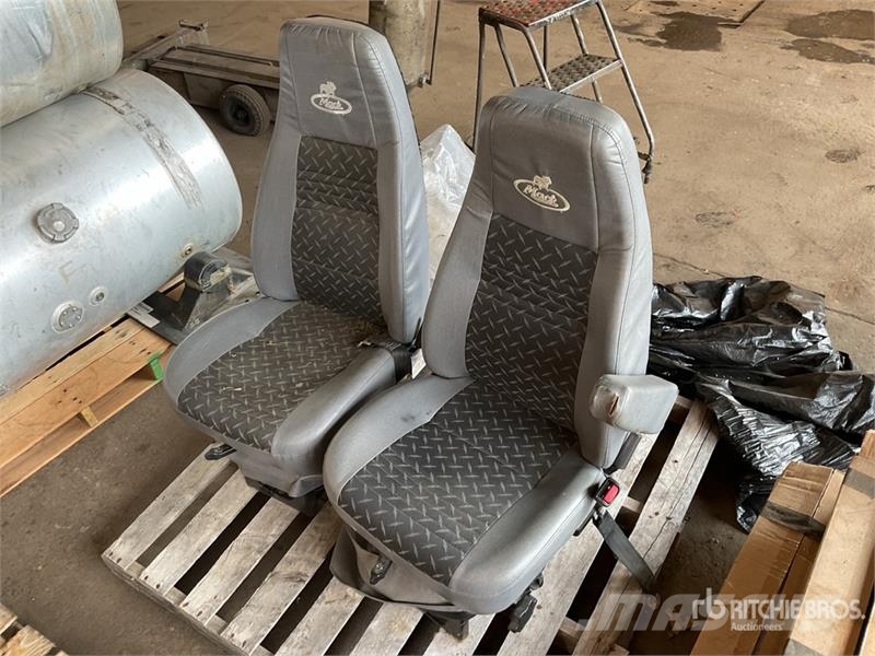 Quantity of (2) Mack Truck Seats Transport - drugo