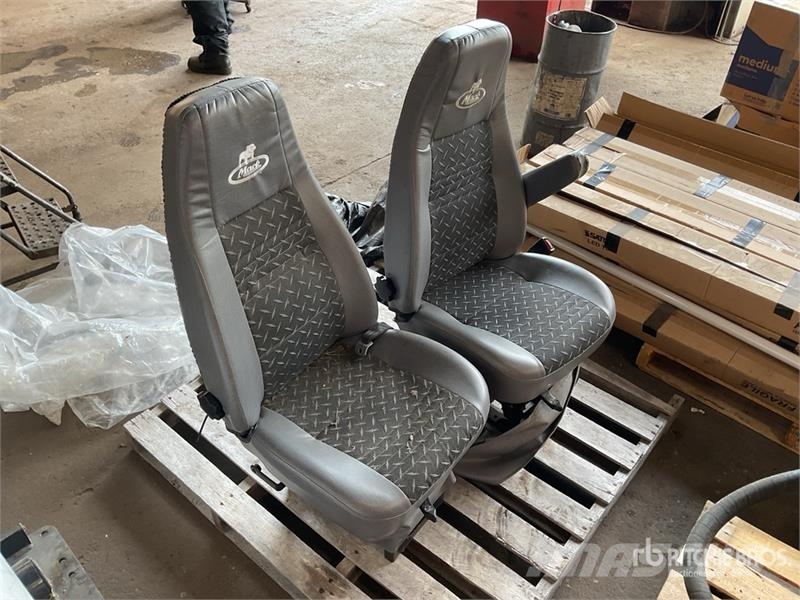 Quantity of (2) Mack Truck Seats Transport - drugo