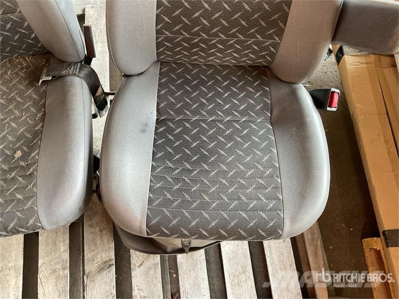 Quantity of (2) Mack Truck Seats Transport - drugo