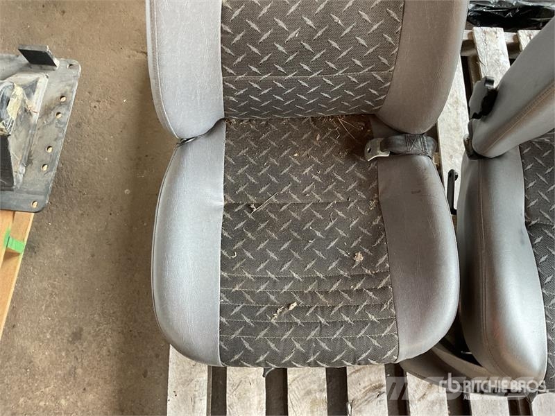 Quantity of (2) Mack Truck Seats Transport - drugo