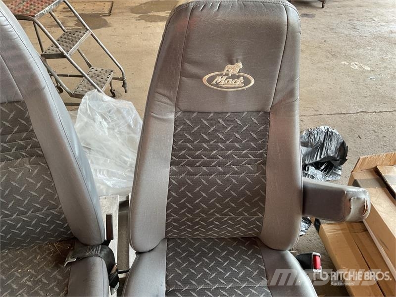 Quantity of (2) Mack Truck Seats Transport - drugo