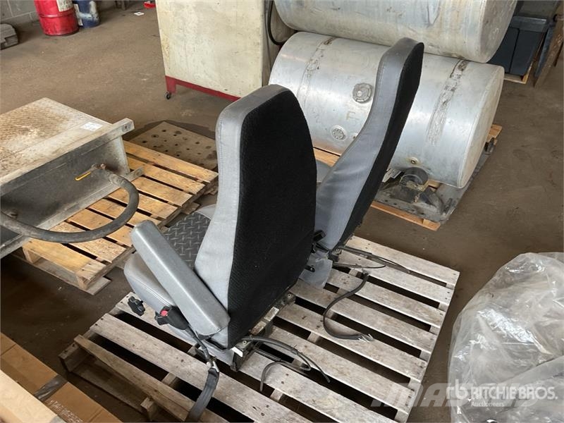 Quantity of (2) Mack Truck Seats Transport - drugo