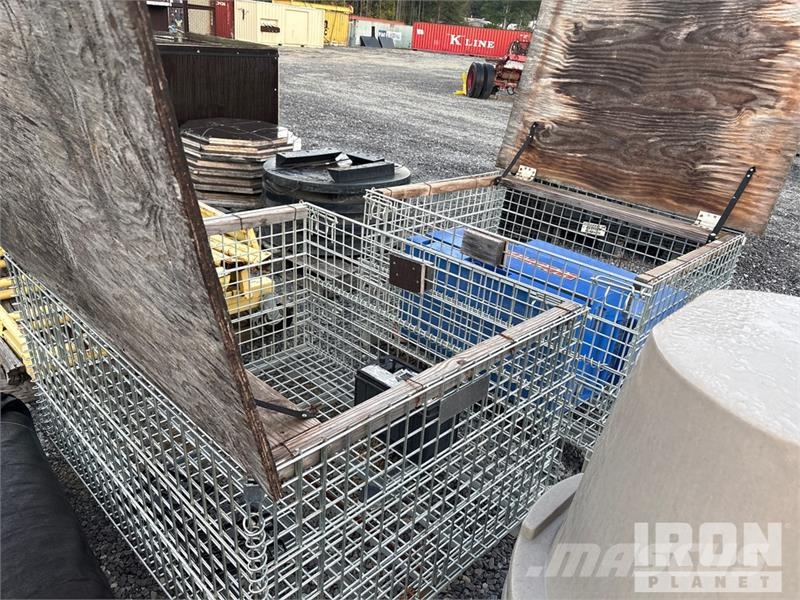 Quantity of (2) Miscellaneous steel boxes and crat 其他组件