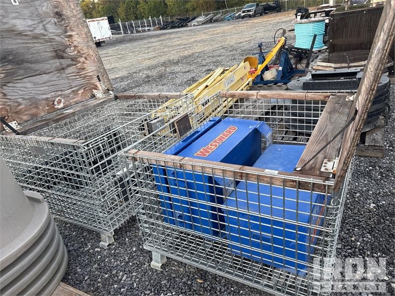 Quantity of (2) Miscellaneous steel boxes and crat 其他组件