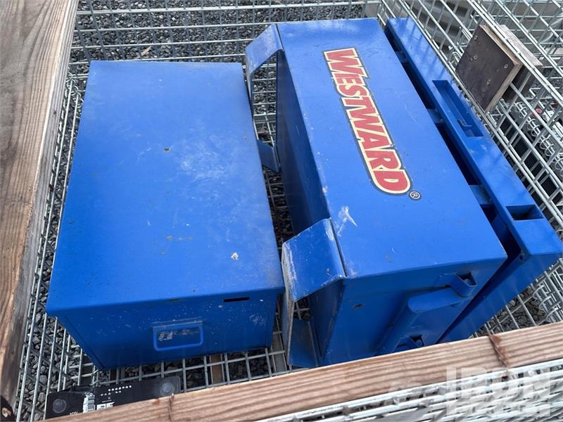 Quantity of (2) Miscellaneous steel boxes and crat 其他组件
