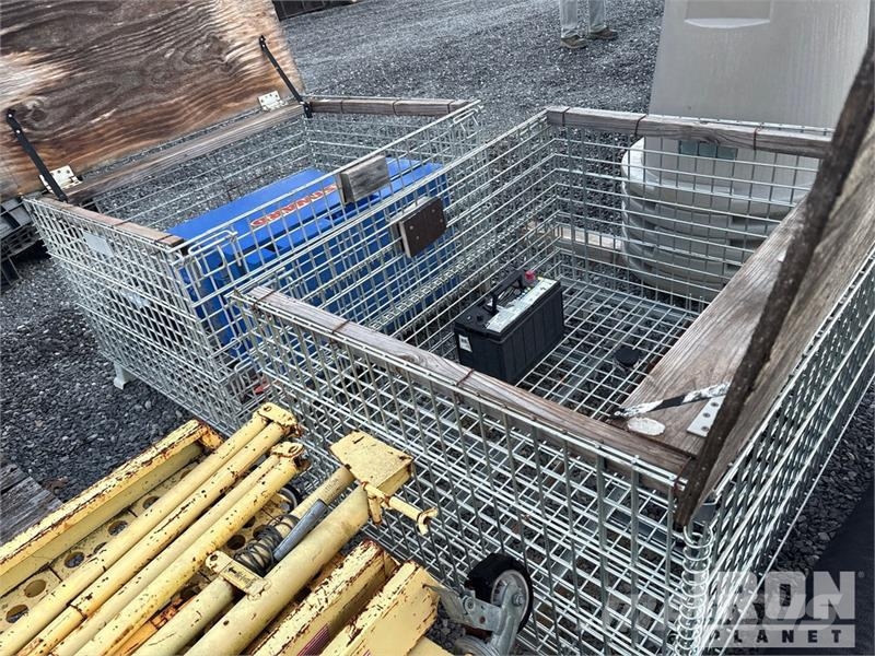 Quantity of (2) Miscellaneous steel boxes and crat 其他组件