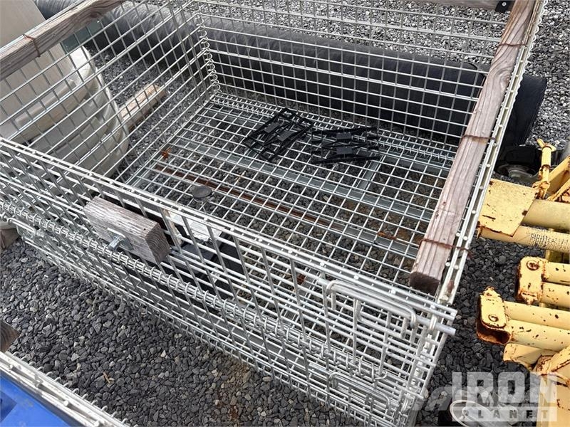 Quantity of (2) Miscellaneous steel boxes and crat 其他组件